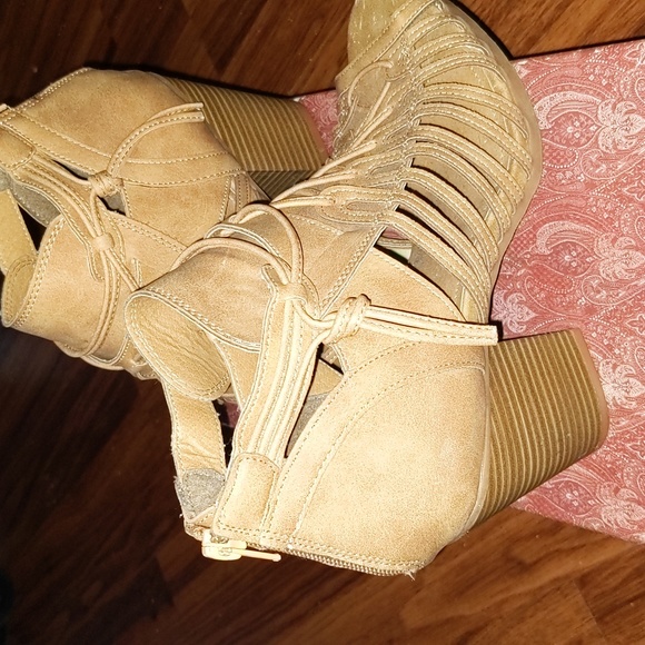 SO open toe booties. Size 9.5 - Picture 6 of 6